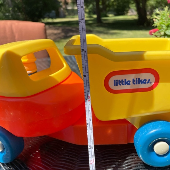 1980’s Little Tikes Toddle Tots Dump Truck with Original Construction Workers - Picture 12 of 12